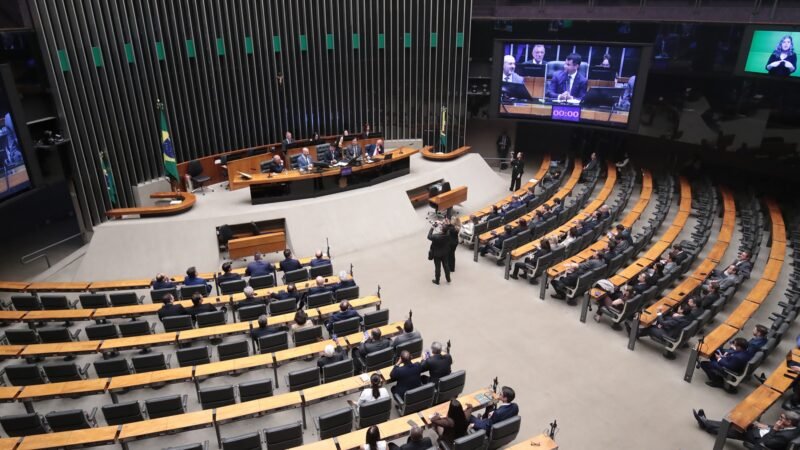 Câmara dos Deputados abre concurso com salários acima de R$ 32 mil; veja vagas