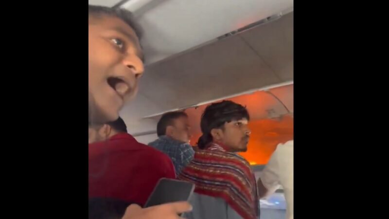 Carregador portátil pega fogo durante voo na Índia, e avião faz pouso de emergência