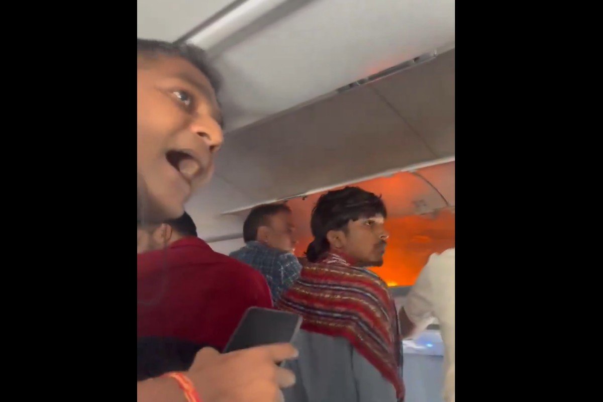 Carregador portátil pega fogo durante voo na Índia, e avião faz pouso de emergência