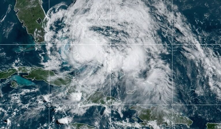 Furacão Isaías perde força, mas mantém risco de enchentes e tornados nos EUA