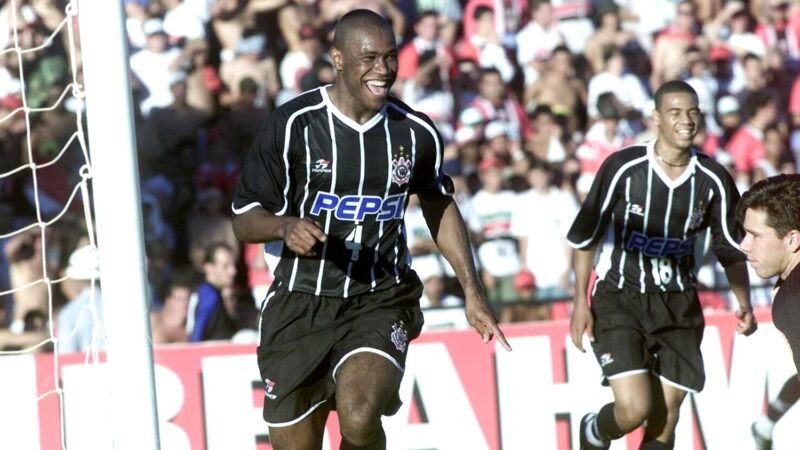 Campeão mundial com o Corinthians, ex-Cruzeiro e Seleção venceu fome e relembra “resgate” de Marcelinho