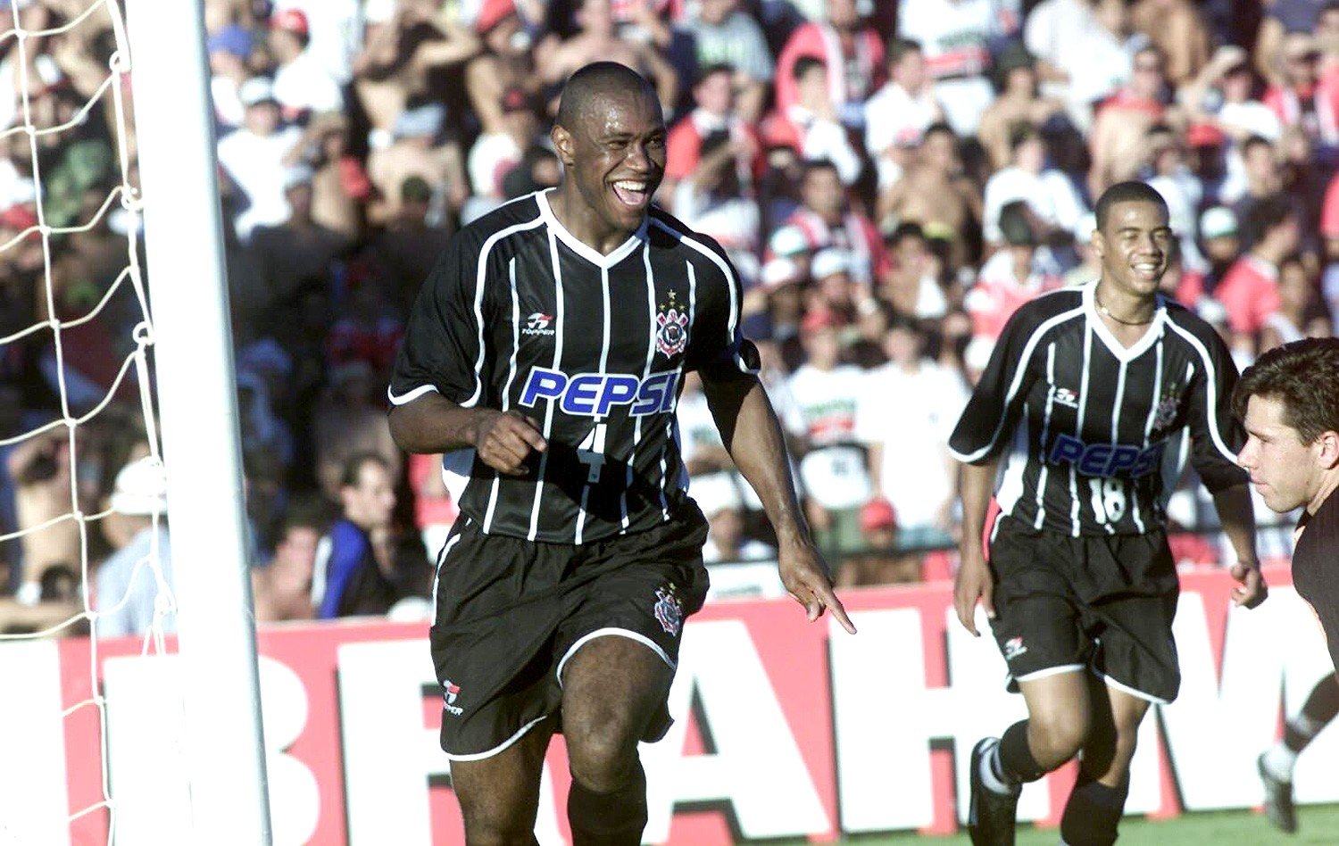 Campeão mundial com o Corinthians, ex-Cruzeiro e Seleção venceu fome e relembra “resgate” de Marcelinho