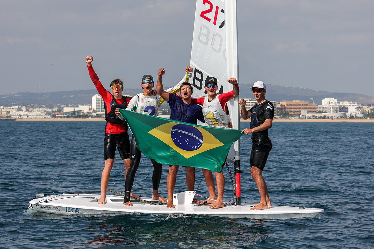 Brasileiros de 17 anos são dominantes e fazem dobradinha em Mundial de vela