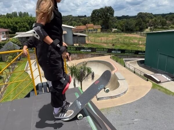 Brasileira de 9 anos entra para o Guinness como a mais jovem a descer a megarrampa