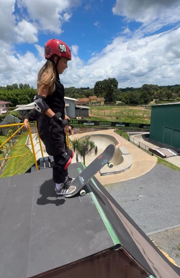 Brasileira de 9 anos entra para o Guinness como a mais jovem a descer a megarrampa