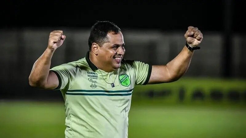 Atrás só de Abel e Ceni, terceiro técnico mais longevo do Brasil tenta levar Floresta à Série B
