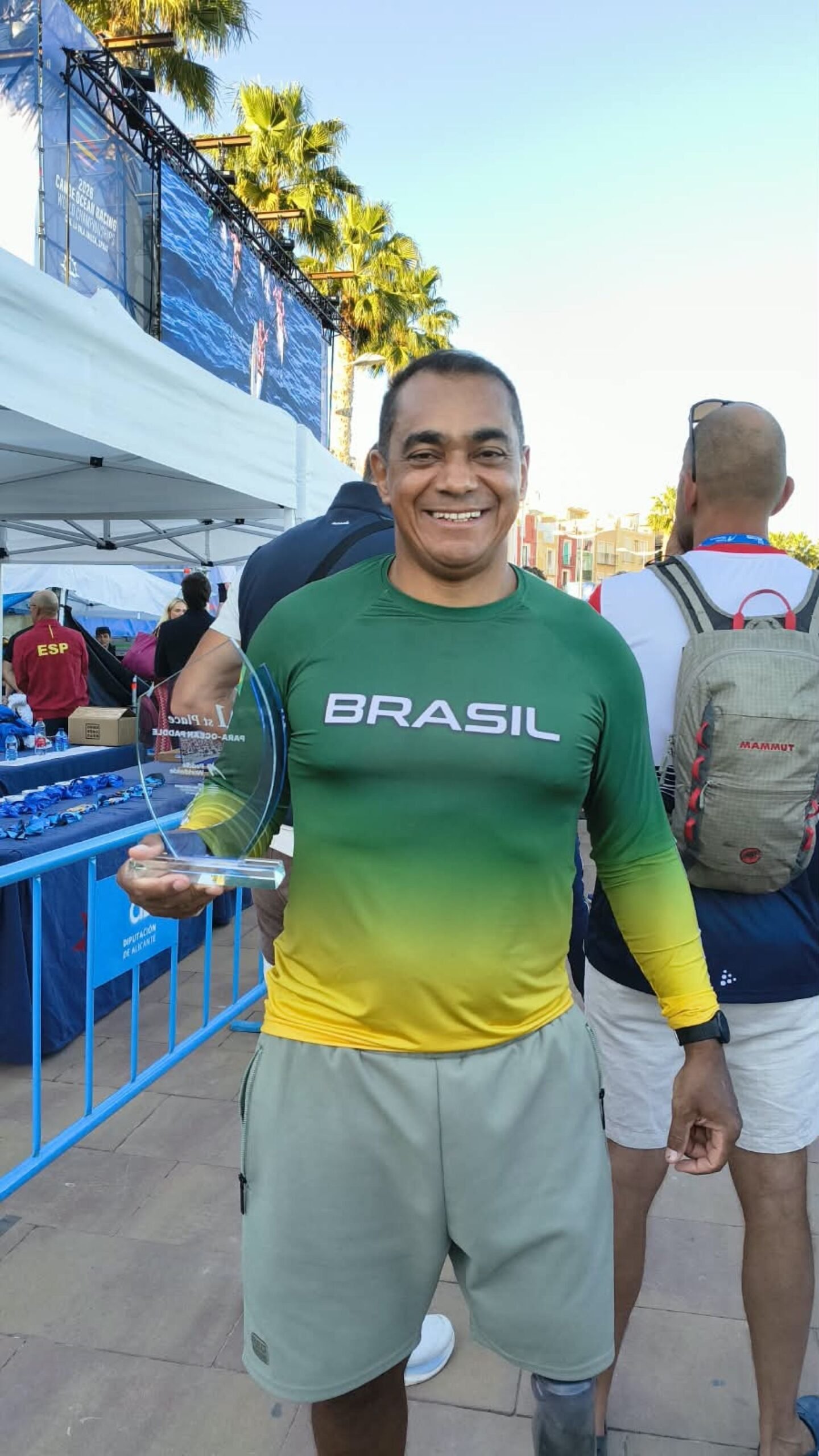 Mario Queiroz conquista o quarto título mundial de paracanoagem oceânica na Espanha