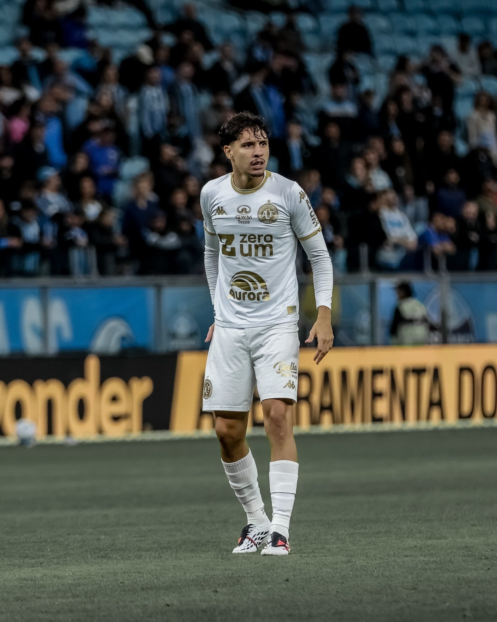 Cria de Curvelo, ex-Barcelona e campeão europeu: conheça o meia do interior de Minas que joga na Chape