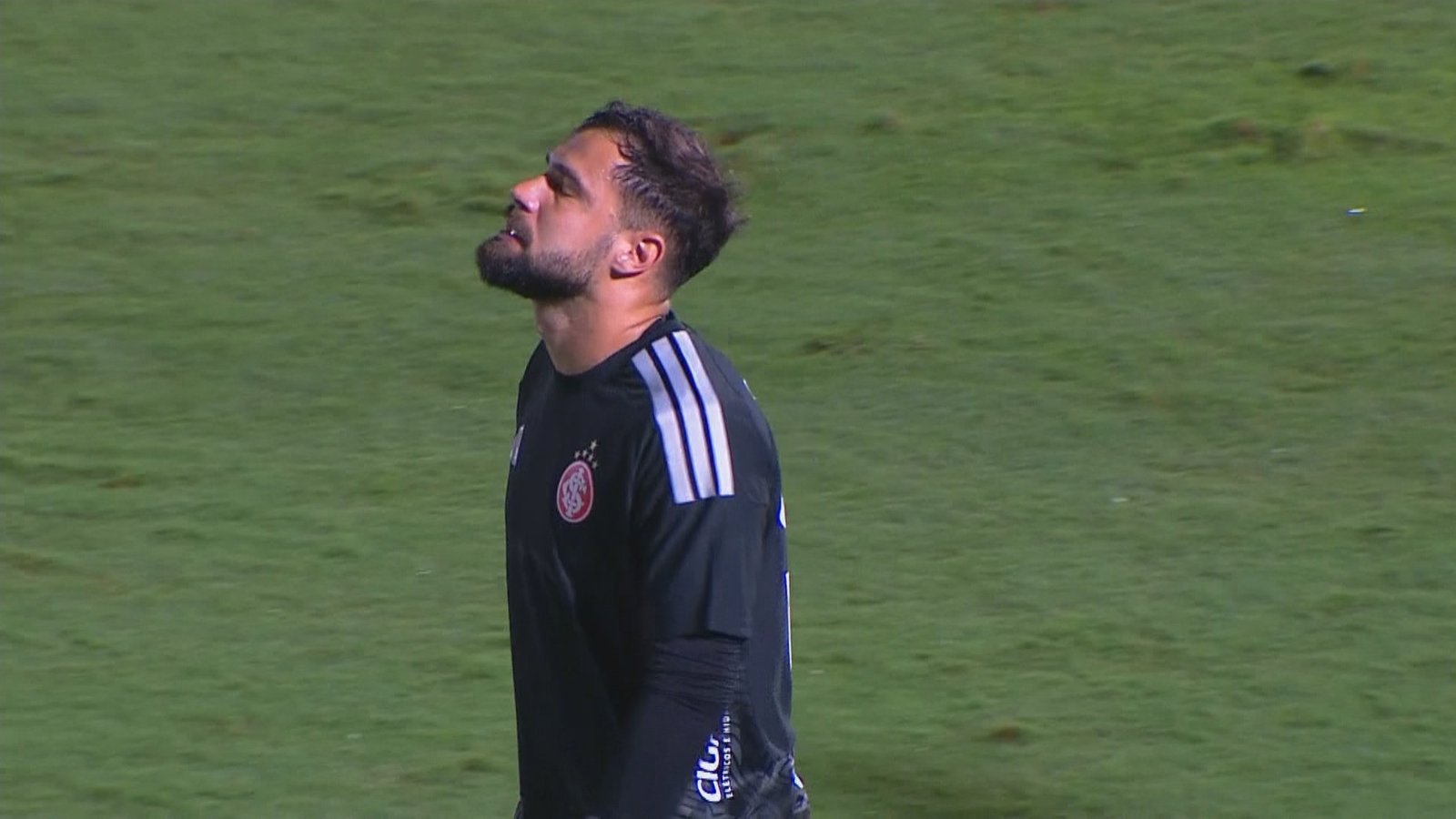 Vilões em derrota do Inter, Matheus Cunha e Félix Torres somam falhas no ano; veja lances