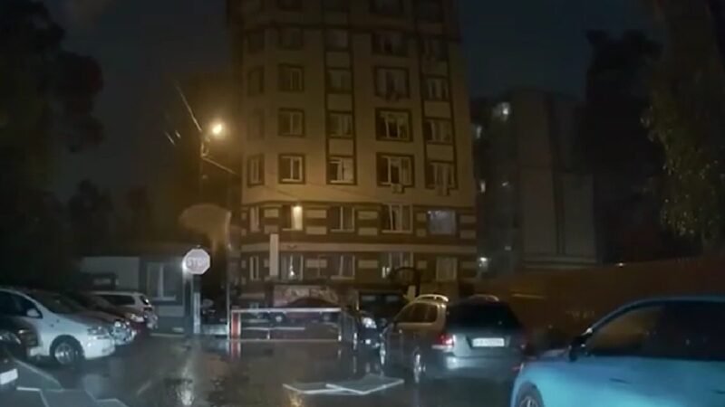 Ataque russo atinge prédio residencial na Ucrânia; VÍDEO mostra janelas explodindo