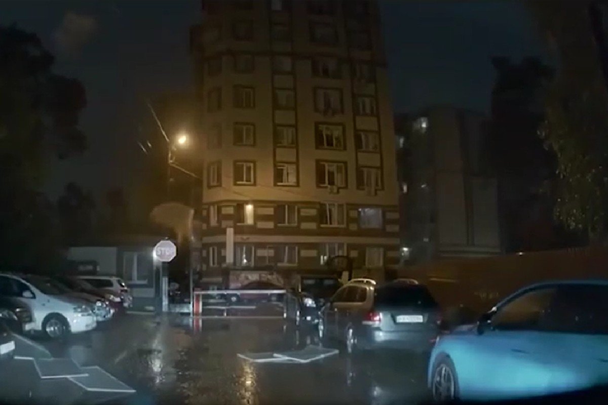 Ataque russo atinge prédio residencial na Ucrânia; VÍDEO mostra janelas explodindo