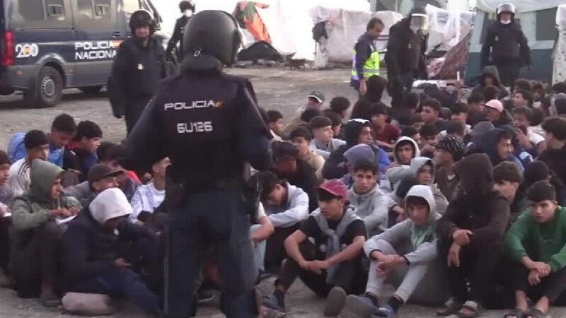 Em Ceuta, polícia remove último acampamento de imigrantes em praia antes de visita do rei
