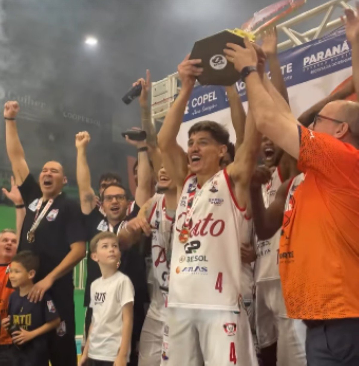 Pato vence o Campo Mourão e é campeão do Paranaense de Basquete pela oitava vez seguida