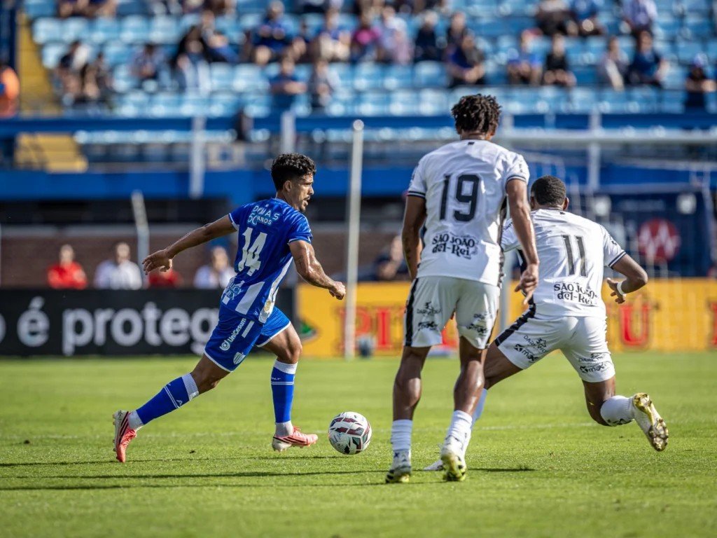 Análise: Avaí pressiona Athletic dentro e fora de campo, mas peca nas poucas oportunidades