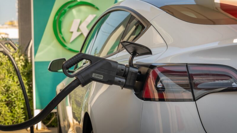 87% dos brasileiros consideram comprar carro elétrico; preço da gasolina pesa na decisão