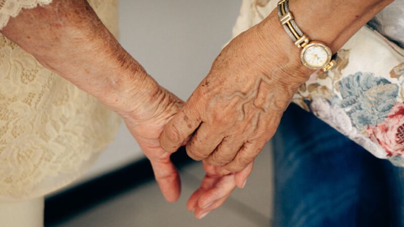 59% dos brasileiros querem parar de trabalhar até os 60 anos, mas só 28% acham que vão conseguir, diz pesquisa