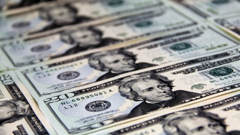 Dólar abre em alta, com foco em inflação americana e pesquisas eleitorais