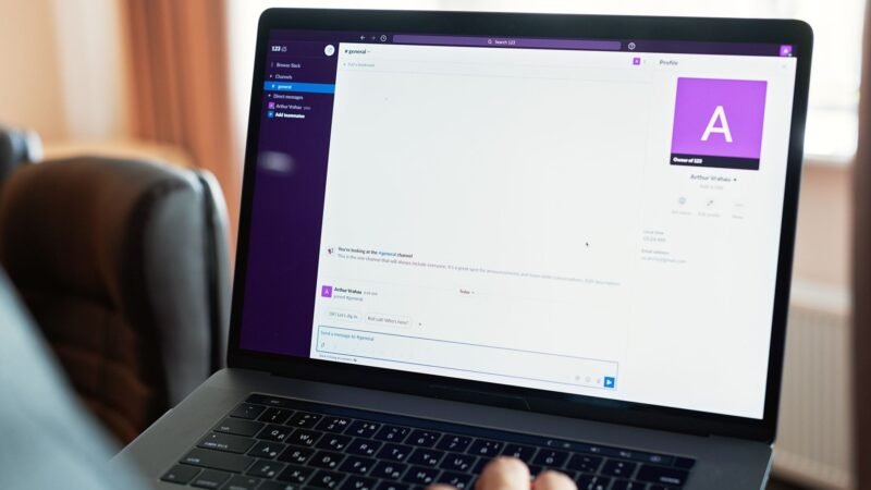 Funcionária é demitida após trocar mensagens sexuais com colegas pelo Teams; empresa monitorava conversas
