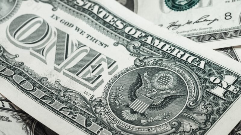 Dólar abre sessão desta quarta-feira, com decisão de juros dos EUA no foco