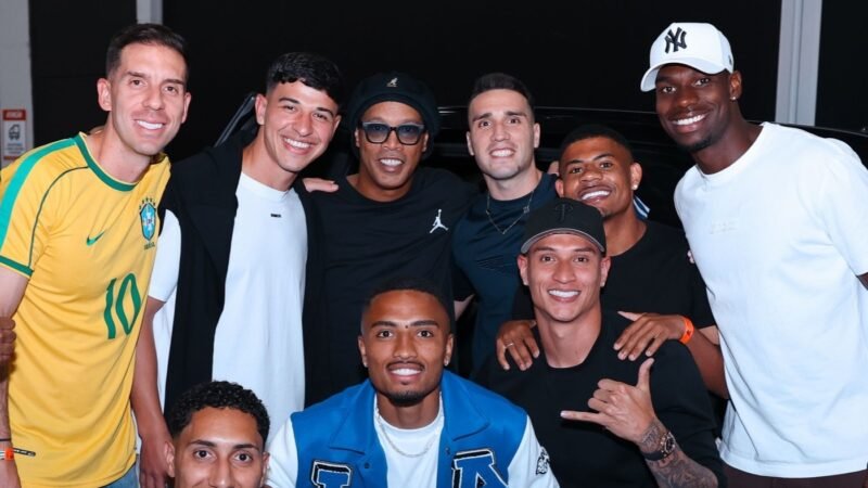Jogadores do Athletico posam com Ronaldinho Gaúcho em jogo festivo na Arena; veja fotos