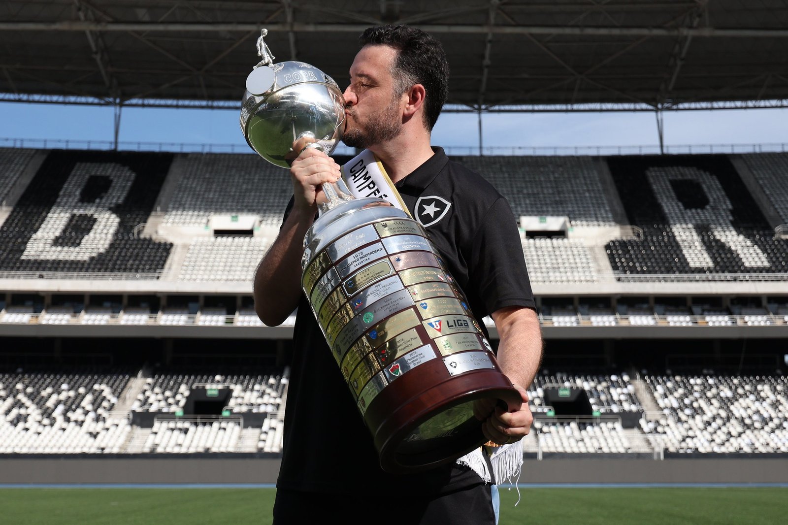 Santa Cruz encaminha acerto com Raphael Rezende, ex-Botafogo, para consultoria de mercado