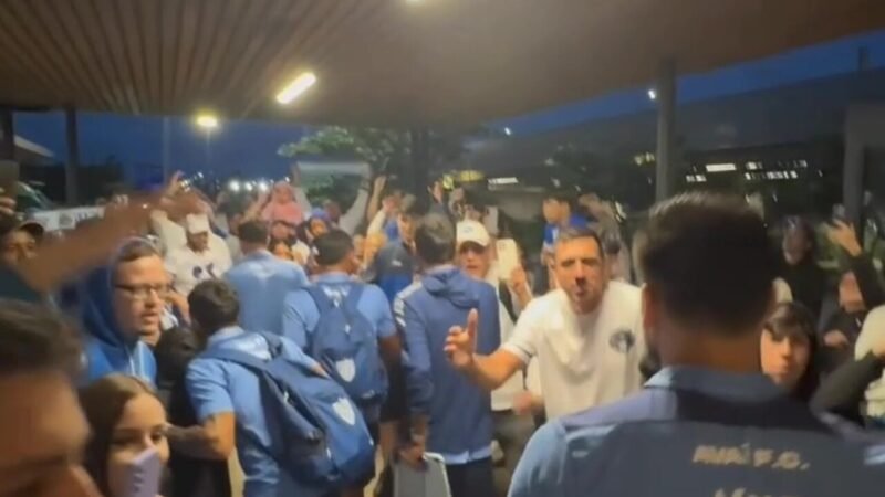 Torcida do Avaí recepciona os atletas após vitória fora de casa: “Vamos ficar Leão”