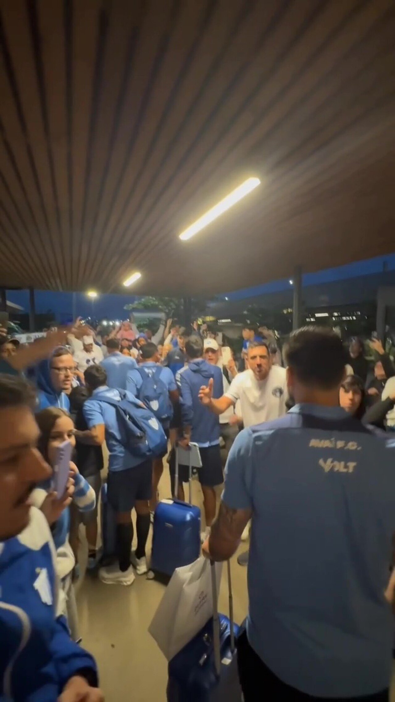 Torcida do Avaí recepciona os atletas após vitória fora de casa: “Vamos ficar Leão”
