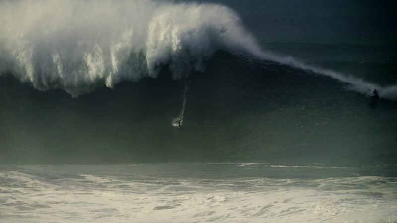 Michelle des Bouillons aciona Guinness para ter recorde de maior onda surfada por uma mulher