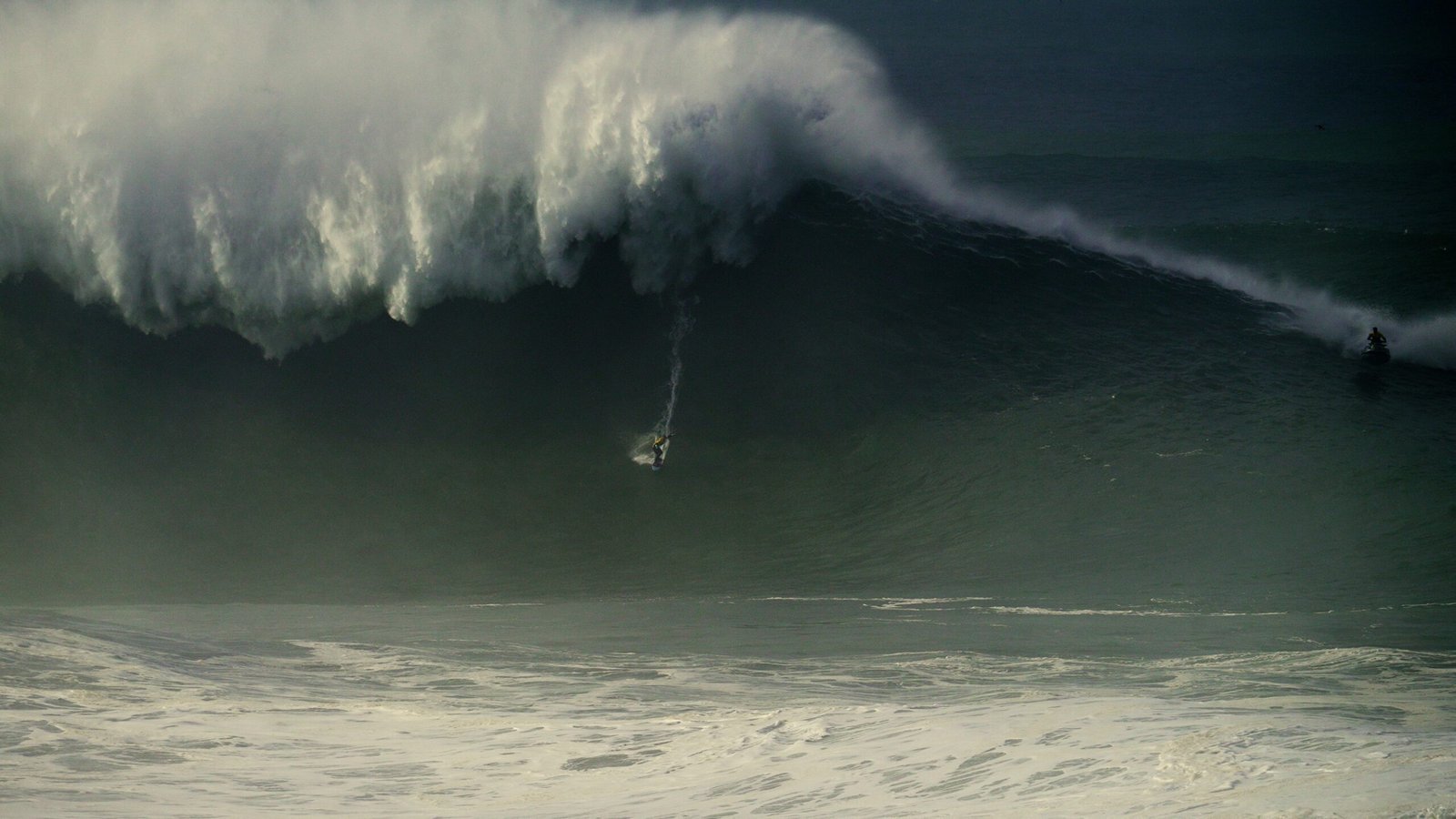 Michelle des Bouillons aciona Guinness para ter recorde de maior onda surfada por uma mulher