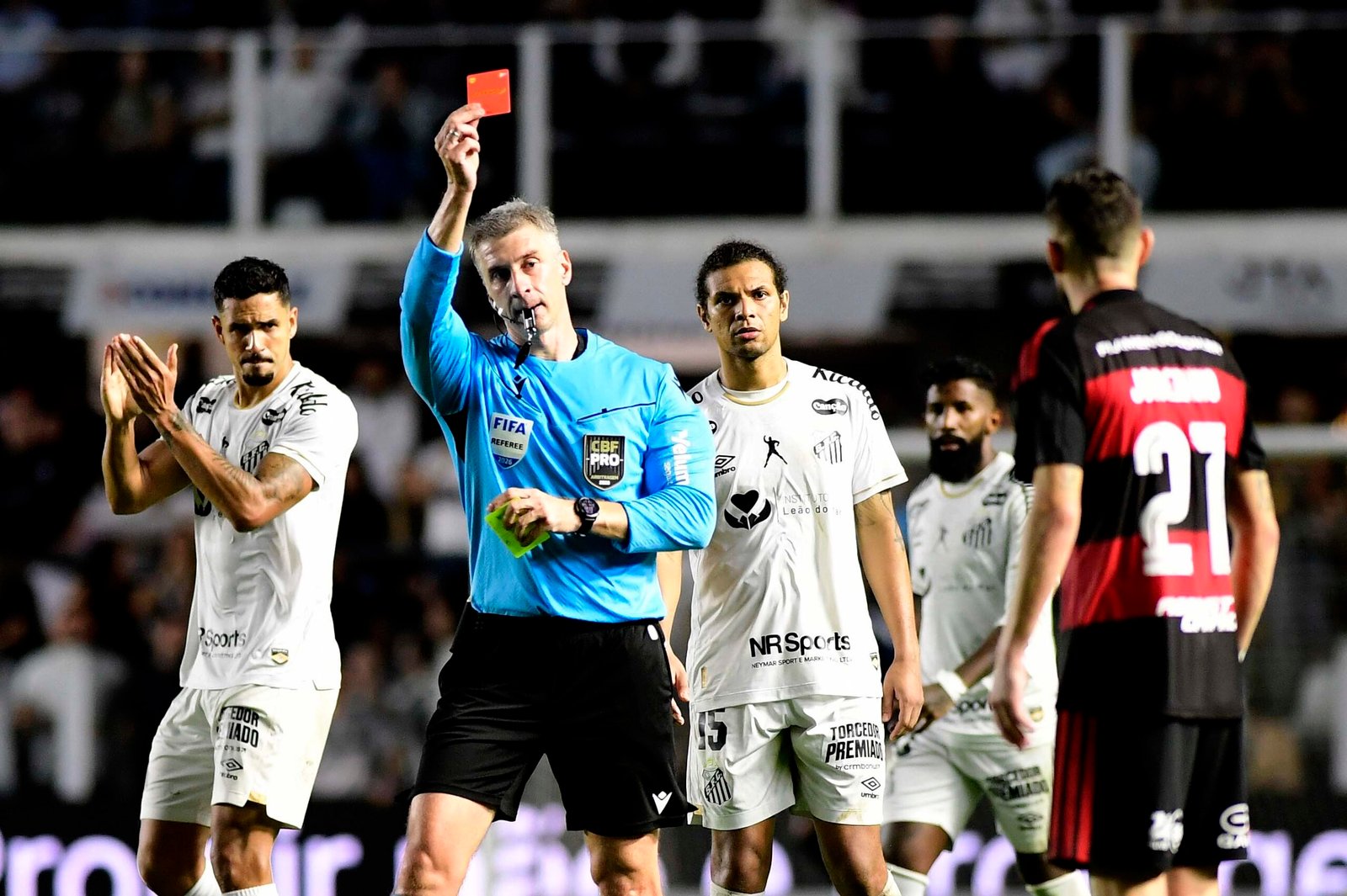 Paralisação do VAR em Santos 2 x 2 Flamengo é a maior da história do Brasileirão
