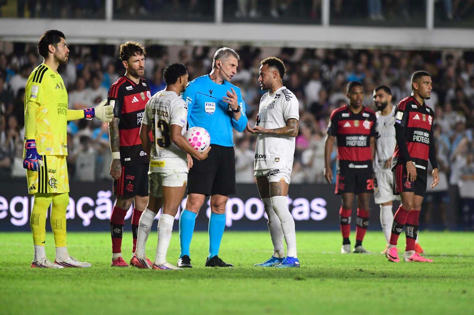 Análise: Flamengo se irrita com a arbitragem, recoloca o Santos no jogo e vê o empate reduzir a vantagem