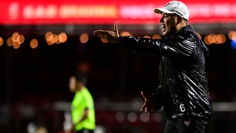 Jair Ventura diz que Vitória vai fazer representação contra arbitragem após derrota para o São Paulo