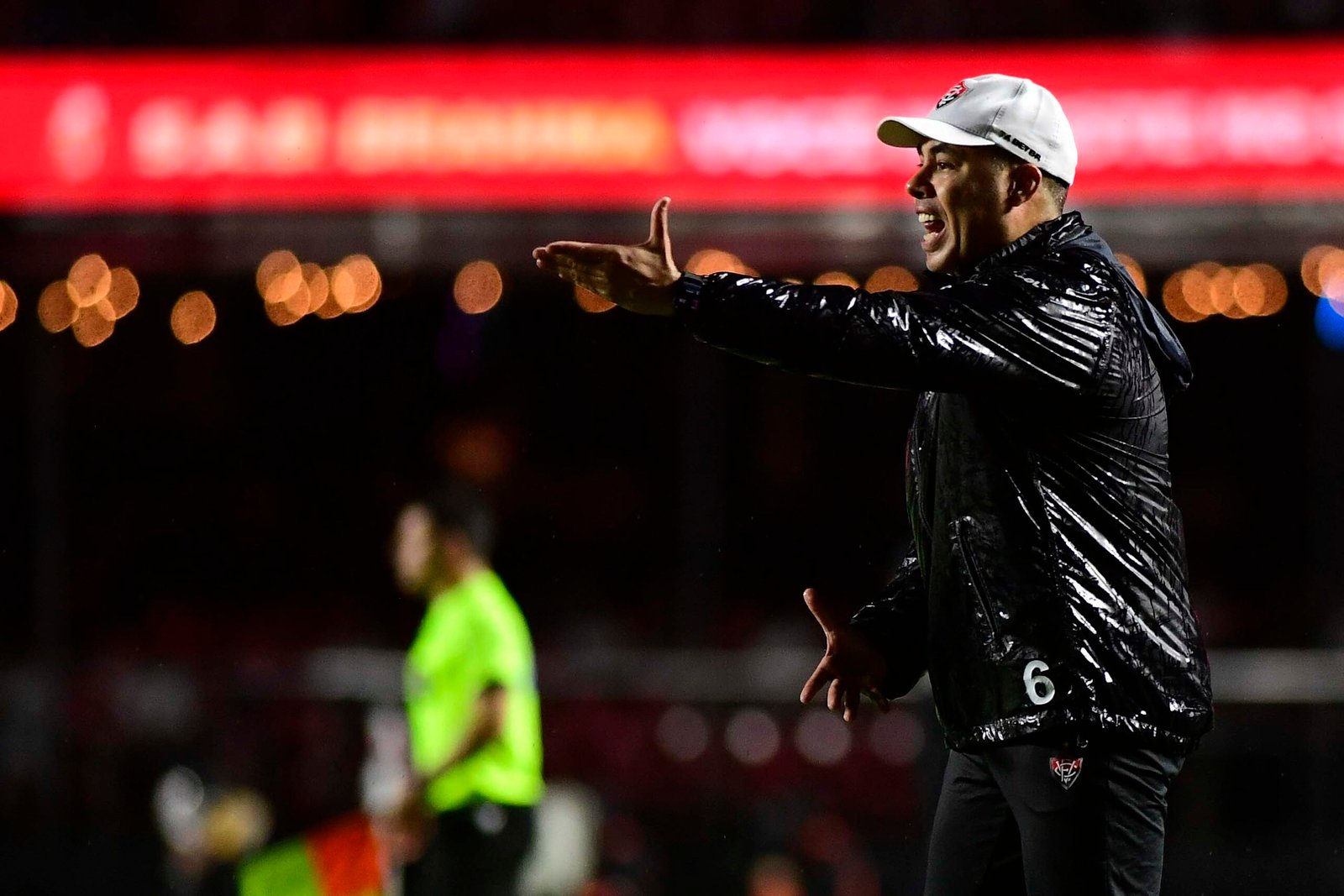 Jair Ventura diz que Vitória vai fazer representação contra arbitragem após derrota para o São Paulo