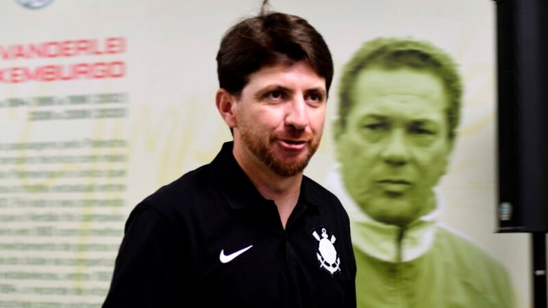 Técnico interino do Corinthians defende Memphis e espera que torcida “carregue” time