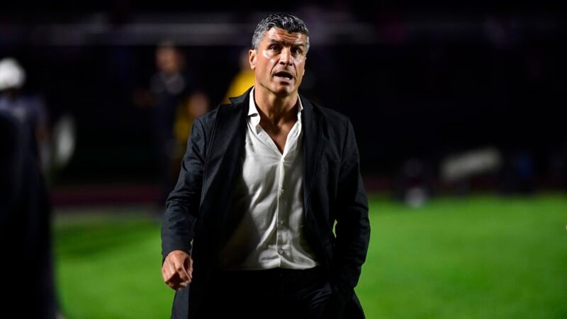 Emanuel lamenta falta de eficiência do Vasco e liga alerta no Brasileirão: “Não estamos salvos de nada”