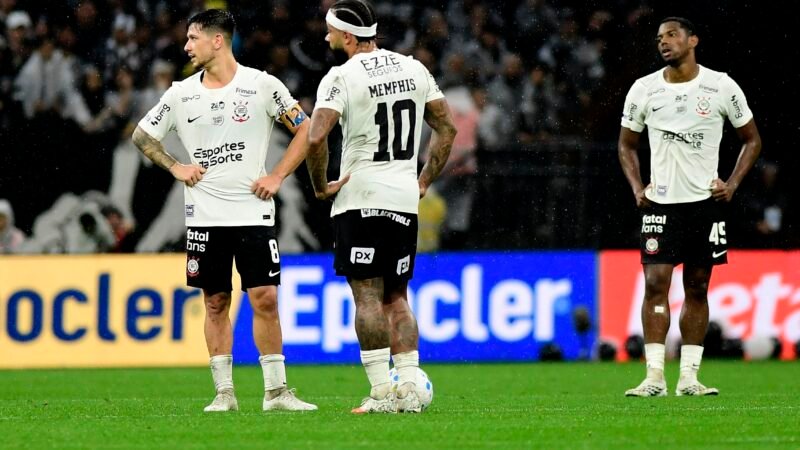 Corinthians enfrenta o Inter com 11 pendurados em risco para jogo contra o Palmeiras; veja lista