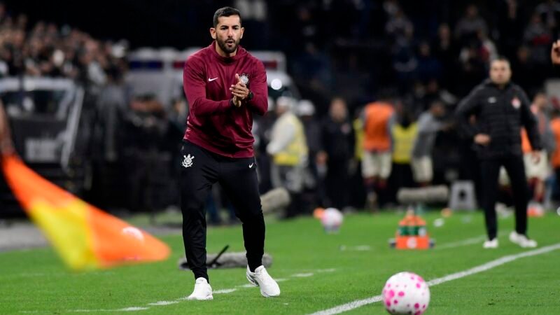 Auxiliar explica mudanças no Corinthians e espera melhora com Seedorf: “Evoluindo cada vez mais”