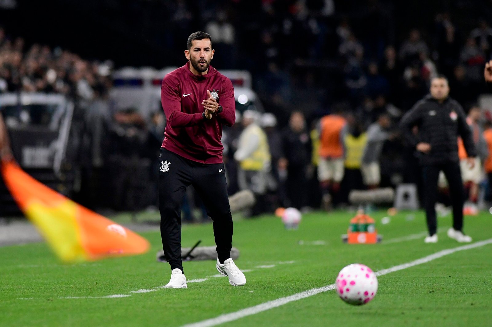 Auxiliar explica mudanças no Corinthians e espera melhora com Seedorf: “Evoluindo cada vez mais”