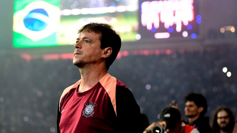 Corinthians encaminha acordo para pagar parcelado R$ 4,8 milhões da rescisão de Diniz