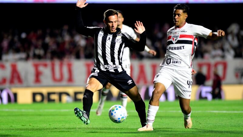 Arthur sente incômodo na coxa direita e vira dúvida no Santos