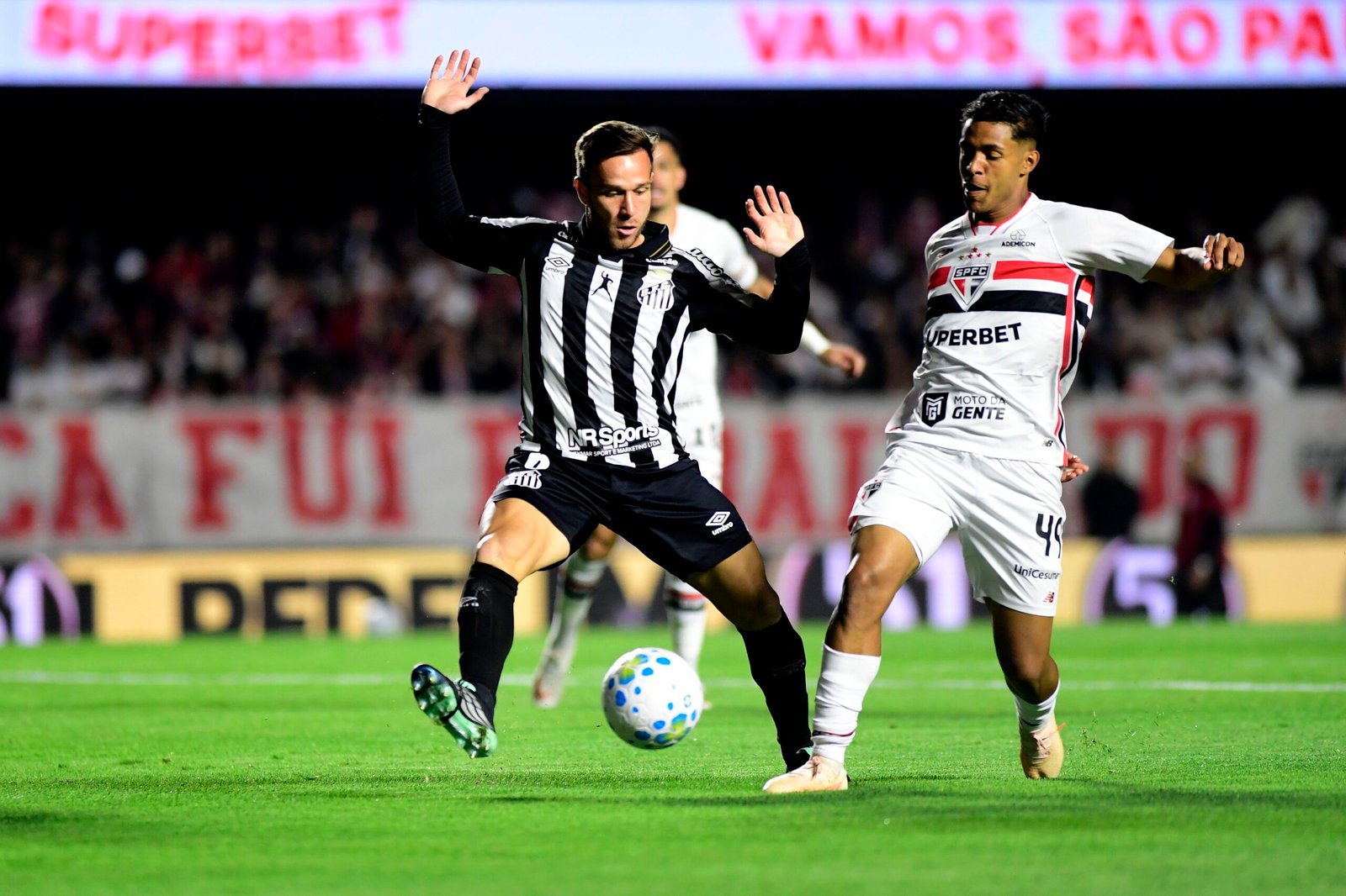 Arthur sente incômodo na coxa direita e vira dúvida no Santos