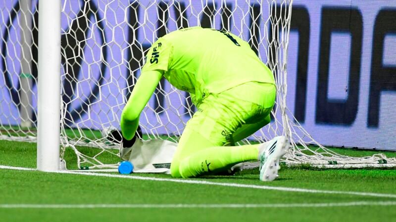Carlos Miguel despista sobre “cola” para pegar pênalti no Palmeiras: “Não conto para ninguém”