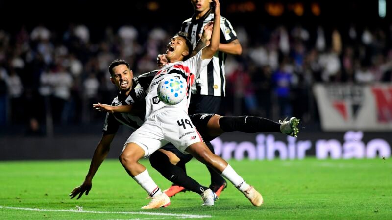 PC Oliveira diz que árbitro errou ao aplicar regra anticera antes de gol do Santos sobre o São Paulo