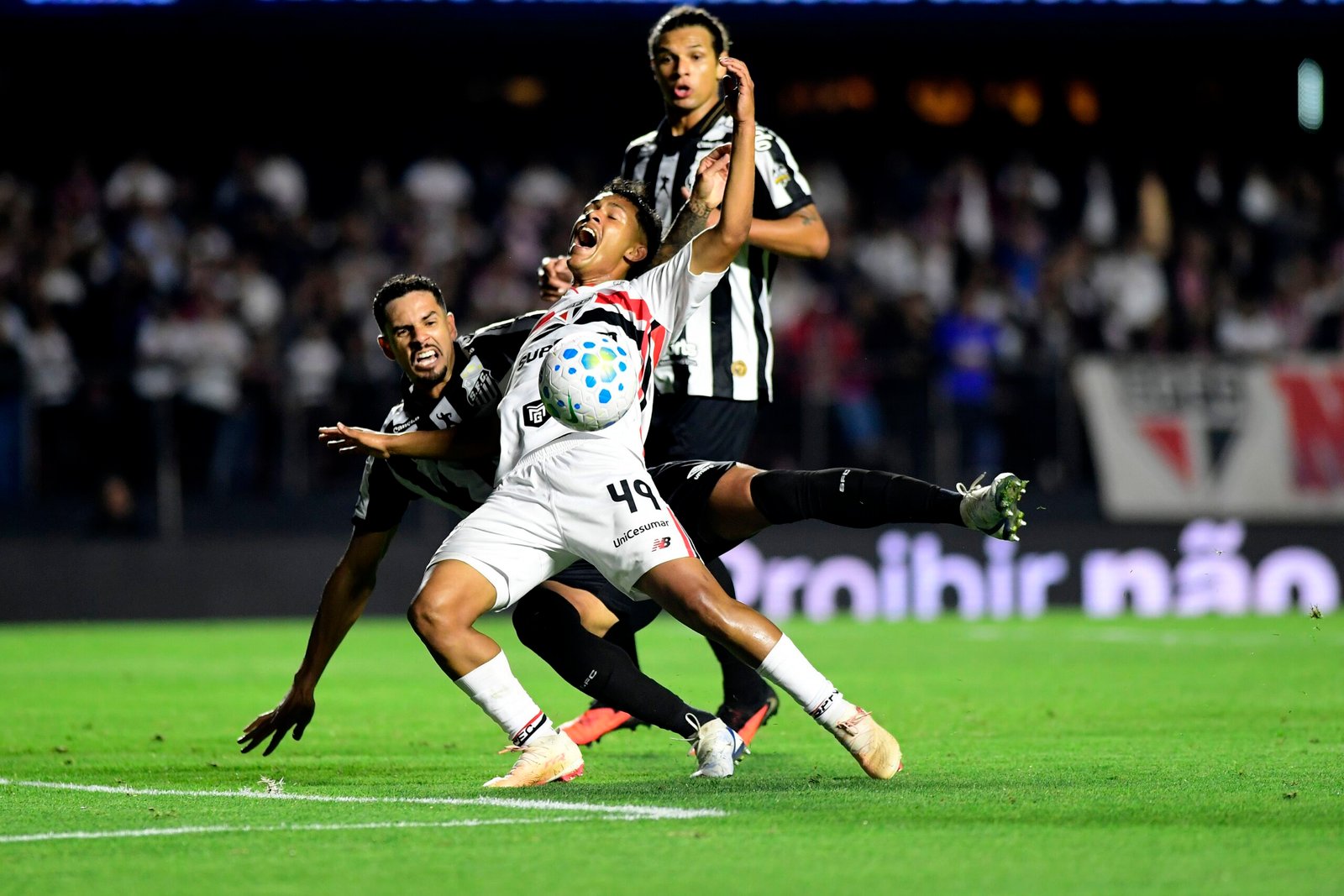 PC Oliveira diz que árbitro errou ao aplicar regra anticera antes de gol do Santos sobre o São Paulo