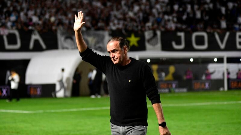 Cuca valoriza empate do Santos no clássico e minimiza discussão com Gabigol: “Coisas do jogo”