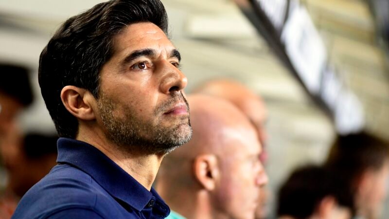 Abel avalia clássico equilibrado do Palmeiras e detona gramado da Vila: “É lamentável. Inacreditável”