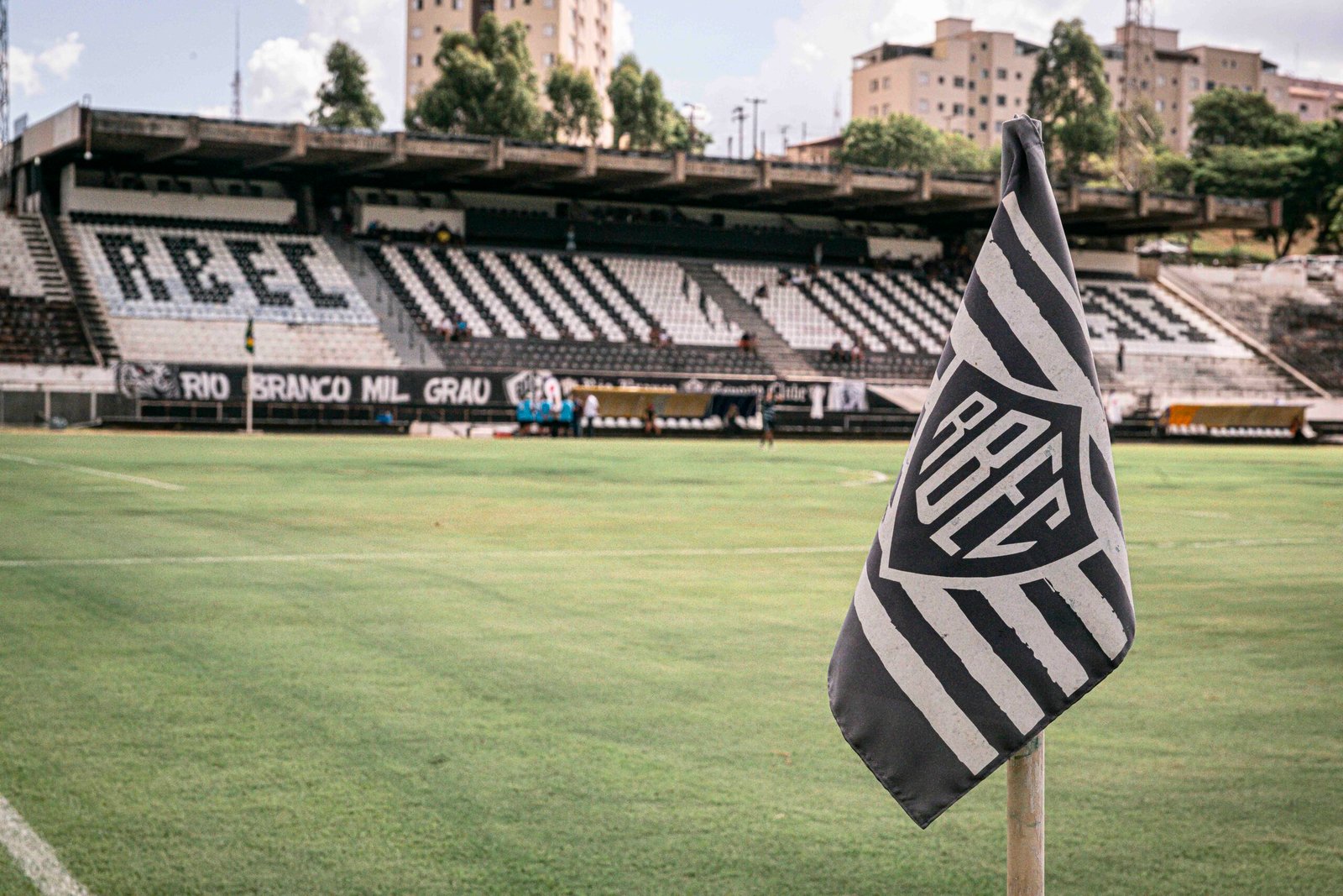 Tradicionais clubes do interior de São Paulo negociam fusão; São Caetano pode se beneficiar