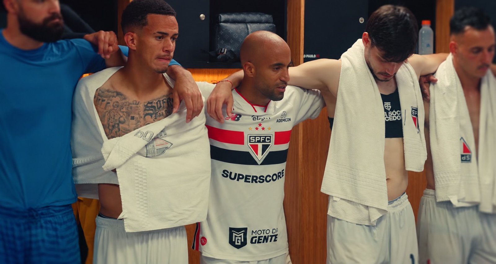 Lucas faz discurso e chora após vitória do São Paulo: “Eu não via a hora”; veja vídeo de bastidores