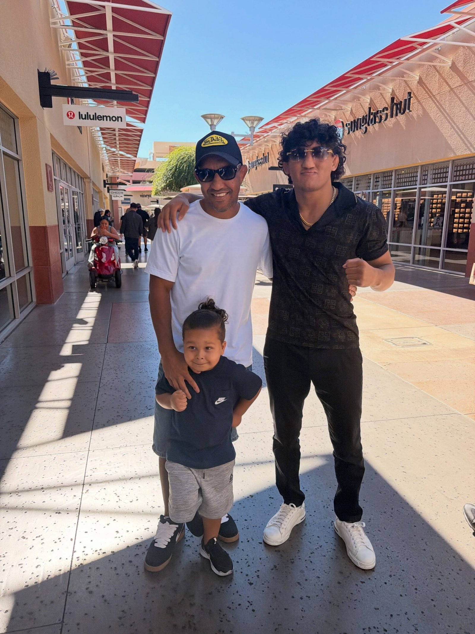 Raúl Rosas Jr. reencontra Raoni Barcelos após nocaute e celebra recuperação do brasileiro