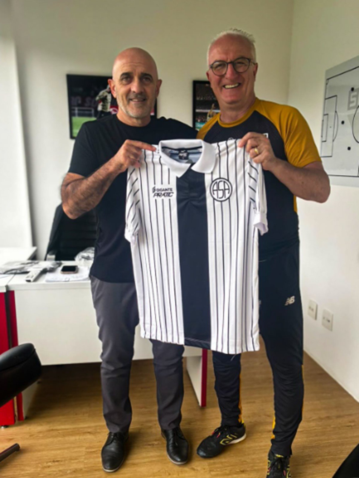Schülle visita CT do São Paulo e dá camisa do ASA a ex-treinador da Seleção